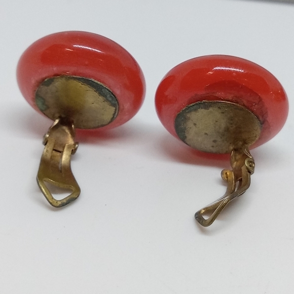 * vintage candy apple red art glass clip on button earrings signed GM - Picture 5 of 6